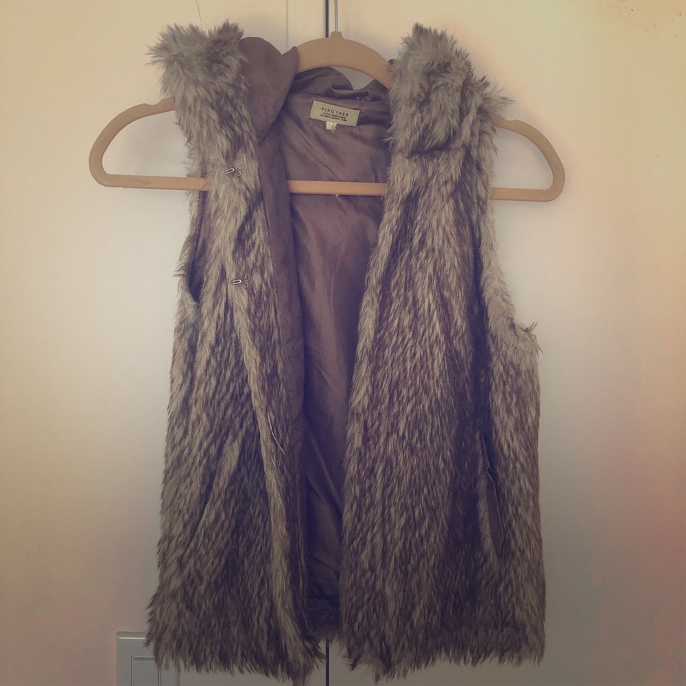 Faux Fur Vest w/ Hood and Pockets! Size Small